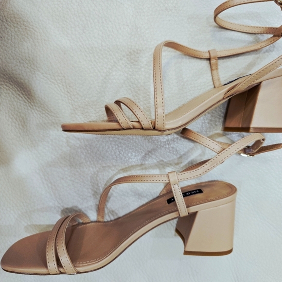 Nine West Beige Tan Strappy Sandals Wide Heel Size 8 - Picture 4 of 9